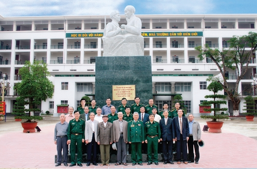 Các thế hệ lãnh đạo của HVBP chụp ảnh lưu niệm dưới tượng đài Bác Hồ với chiến sĩ Biên phòng